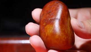 收藏珍品,新疆和田玉籽料原石,89.7克,爆美枣红皮,老气,玉质油润细腻