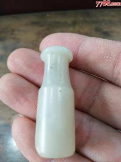 老和田玉烟嘴一个,玉质油润,传承百年,你值得拥有